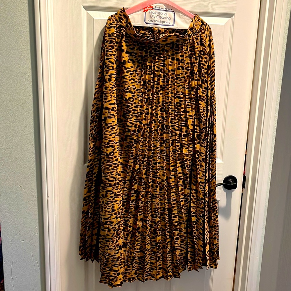 Ebossy pleated long skirt. New! Sz Large. Animal print.